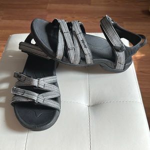 Teva Tirra sandals for women size 7 color black and gray